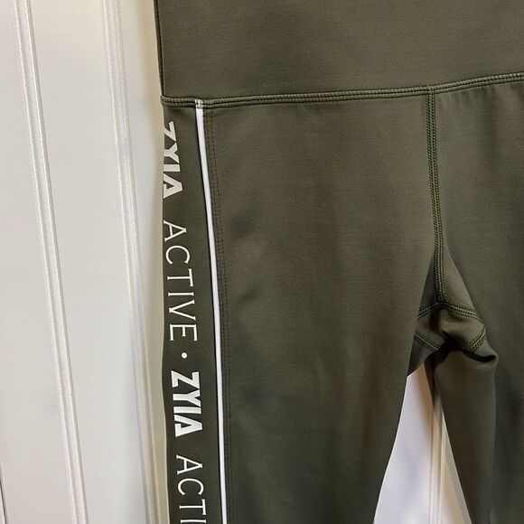 Zyia Acitve sage green cropped logo leggings - Picture 2 of 5